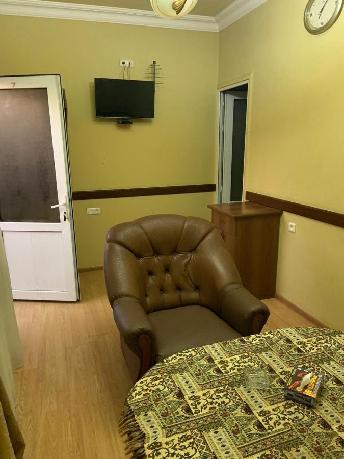 Tnak Hotel Erivan Exterior foto