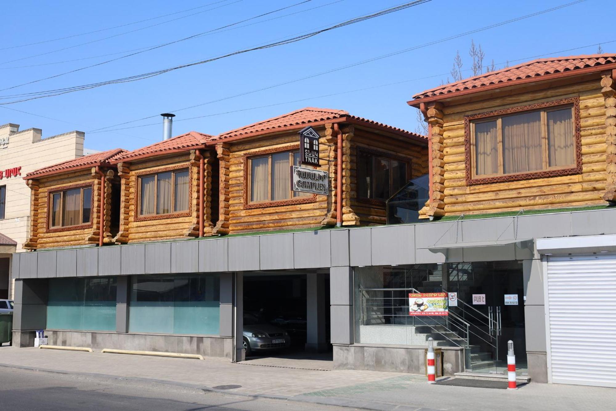 Tnak Hotel Erivan Exterior foto