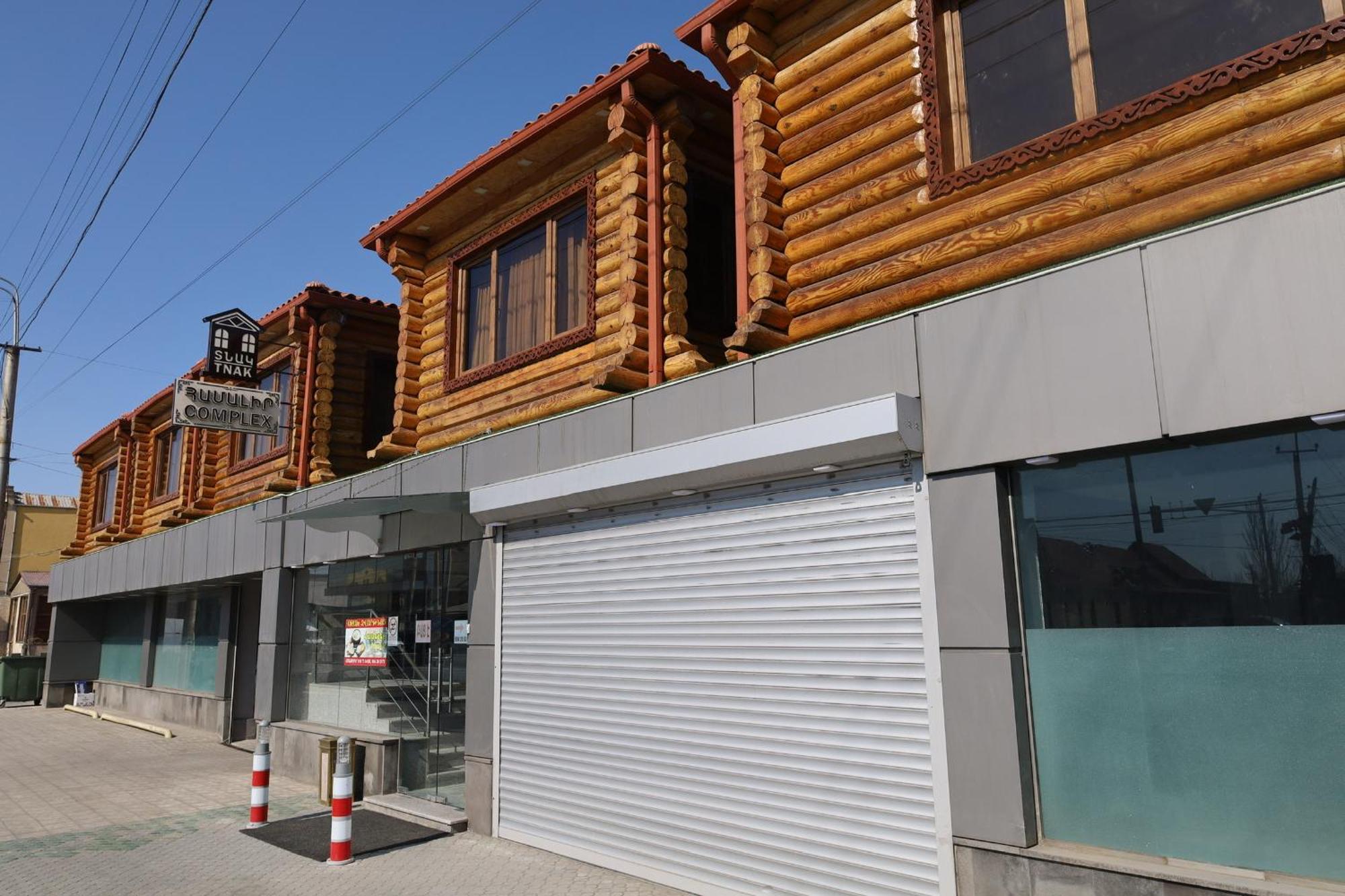 Tnak Hotel Erivan Exterior foto