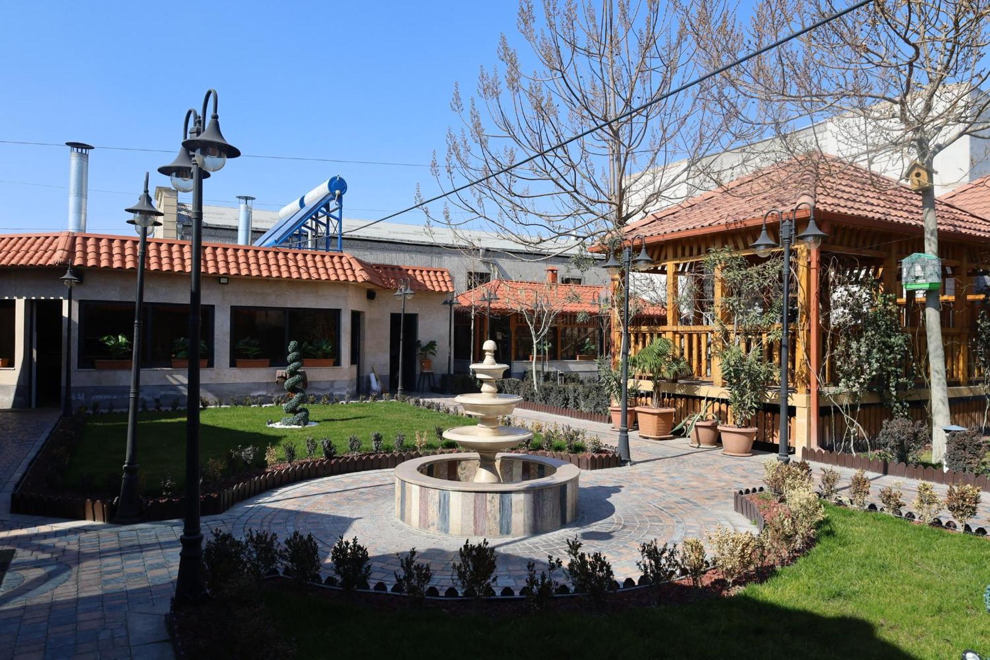 Tnak Hotel Erivan Exterior foto